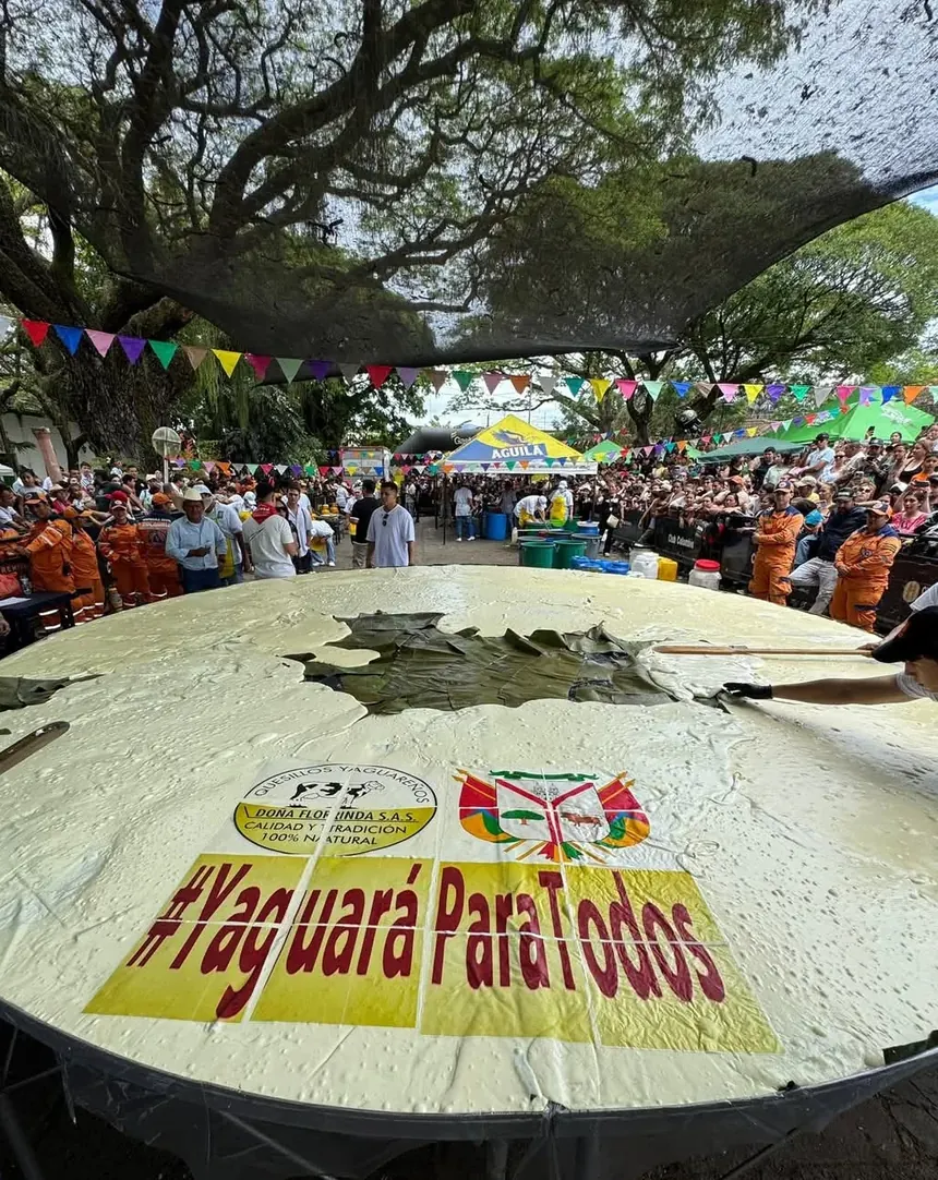 El quesillo gigante en el parque principal de Yaguará, con el sello de Doña Florinda y el escudo del municipio