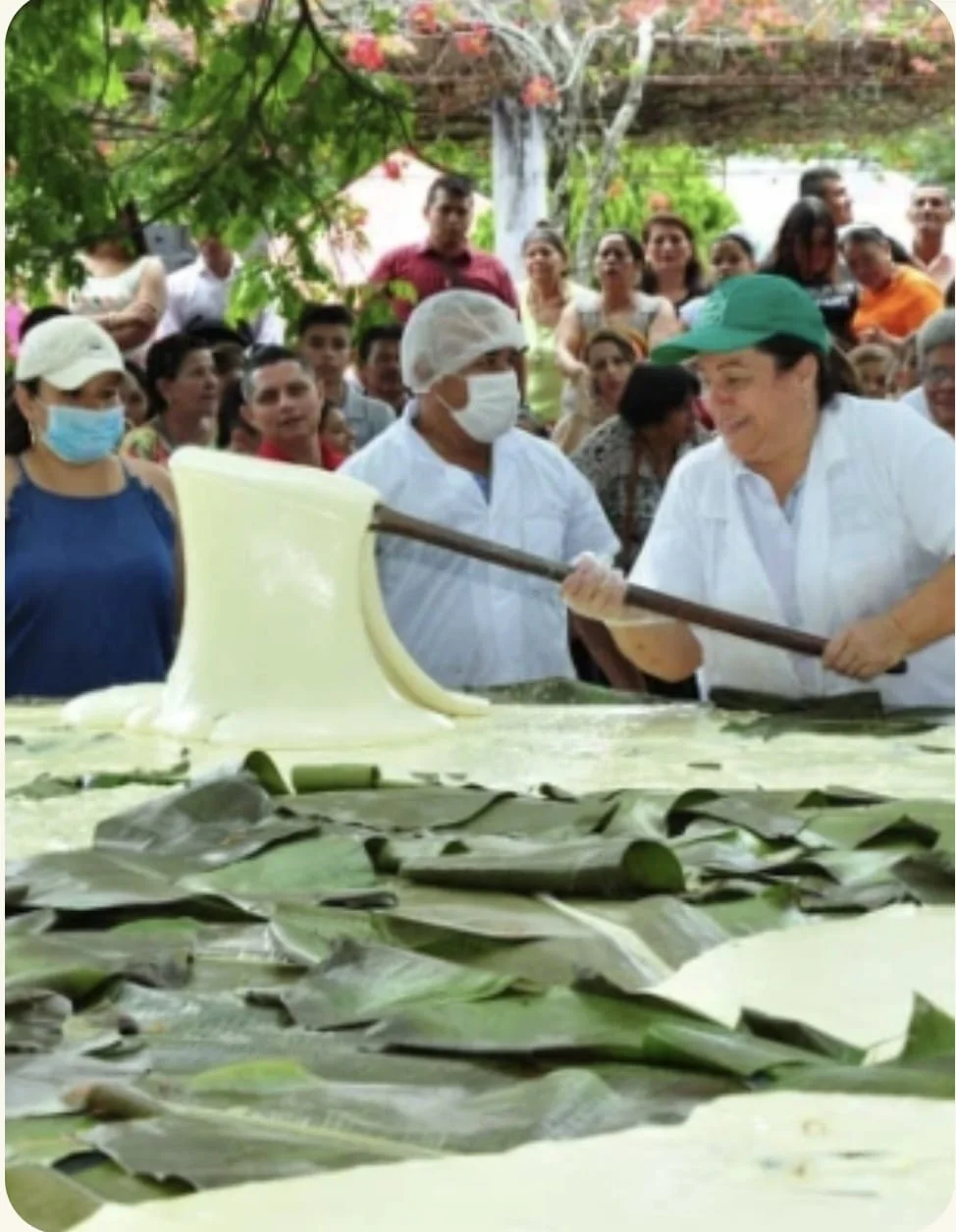 María Eugenia Quintero estira el quesillo gigante frente al público